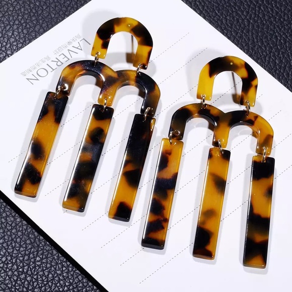 ‘Diane’ Exaggerated statement earrings - Picture 3 of 6